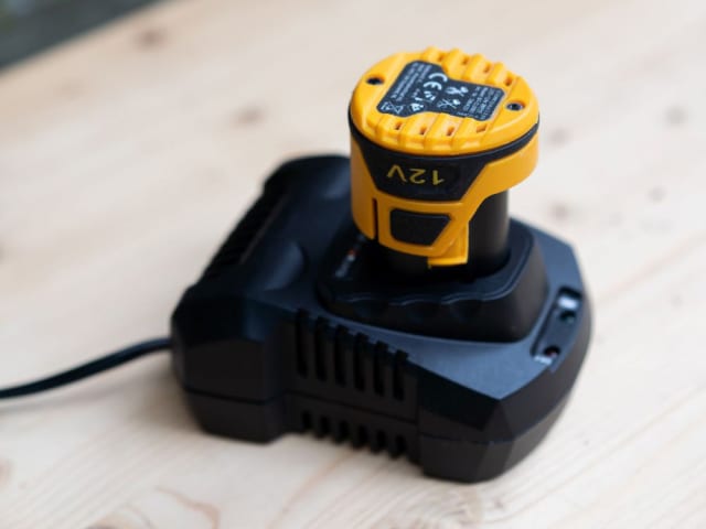 BAT7064364 Fast Charger 12V