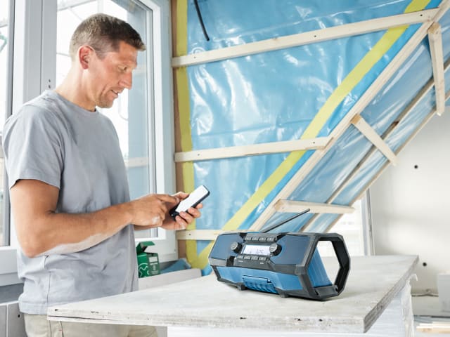 BSH6014A3070 GPB 18V-2 C Professional Bluetooth Radio 240V & Li-ion Bare Unit