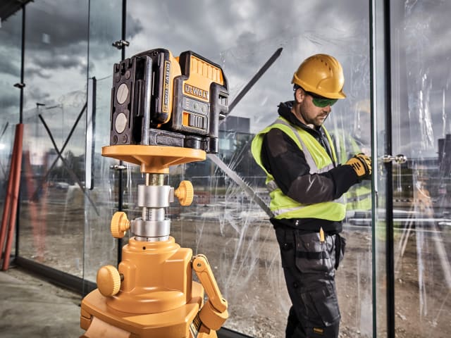 DEWDCE825D1G DCE0825D1G 5 Spot Cross Line Laser Green 12V 1 x 2.0Ah Li-ion