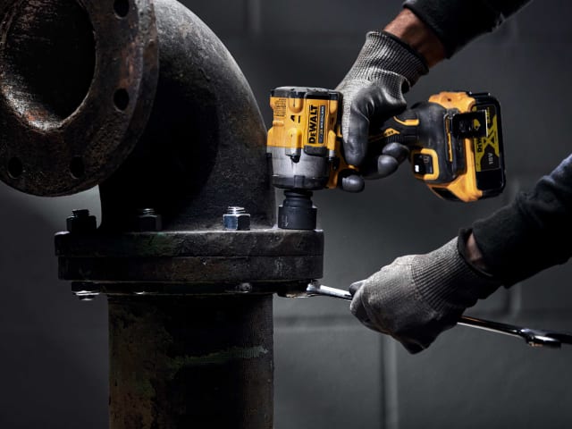 DEWDCF922P2T DCF922P2T XR BL 1/2in Impact Wrench 18V 2 x 5.0Ah Li-ion