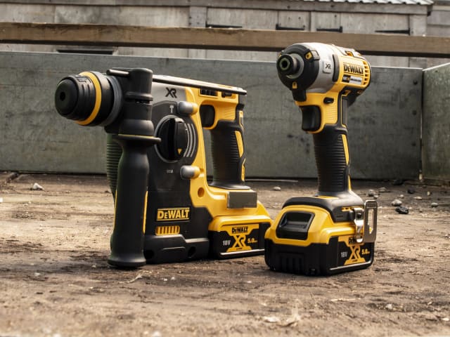 DEWDCK2532P2 DCK2532P2 XR Brushless Twin Pack 18V 2 x 5.0Ah Li-ion