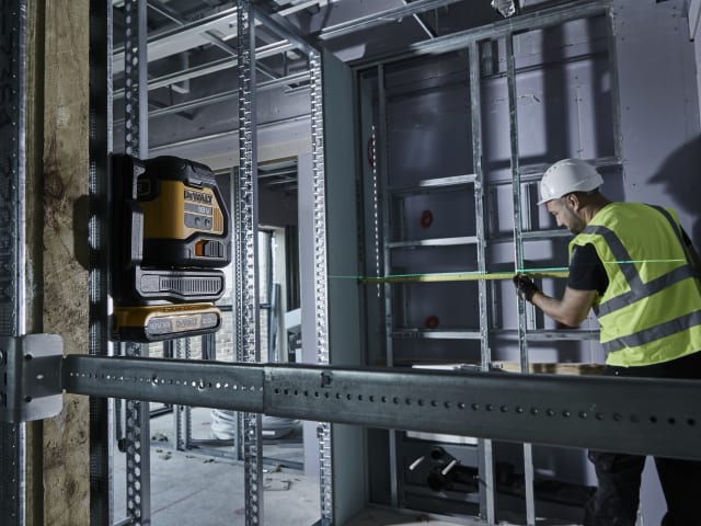 DEWDCL34021D DCLE34021D1 XR Compact Cross Line Green Laser 18V 1 x 2.0Ah Li-ion