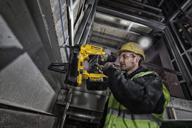 DEWDCN890P2 DCN890P2 XR Brushless Concrete Nailer 18V 2 x 5.0Ah Li-ion