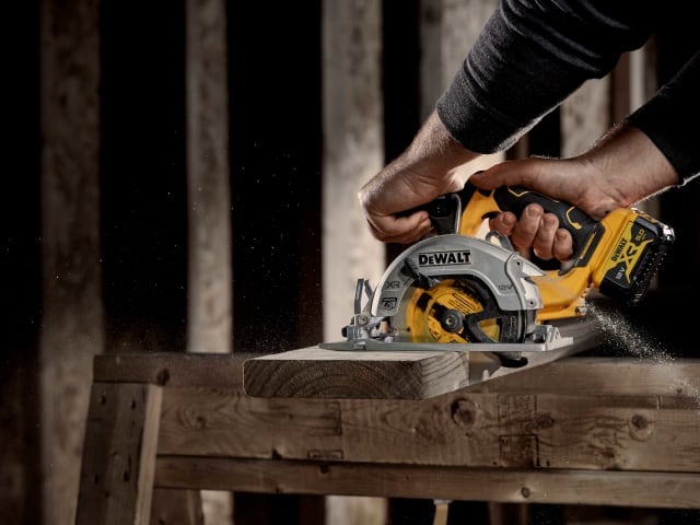DEWDCS512P2 DCS512D2 Brushless XR Circular Saw 12V 2 x 5.0Ah Li-ion