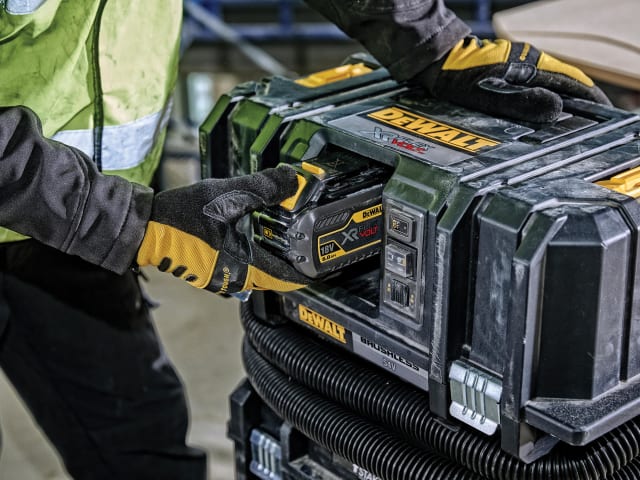 DEWDCV586MT2 DCV586MT2 XR FlexVolt Dust Extractor 54V 2 x 2.0Ah Li-ion